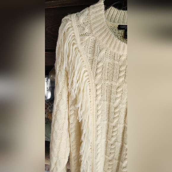 Elegant Cream Cable Knit Turtleneck Sweater - Picture 3 of 4
